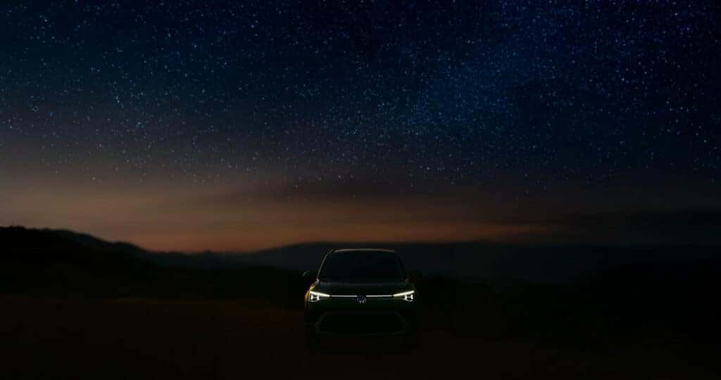 2025-Volkswagen-Taos-with-DRL-on-at-night-under-a-starry-sky
