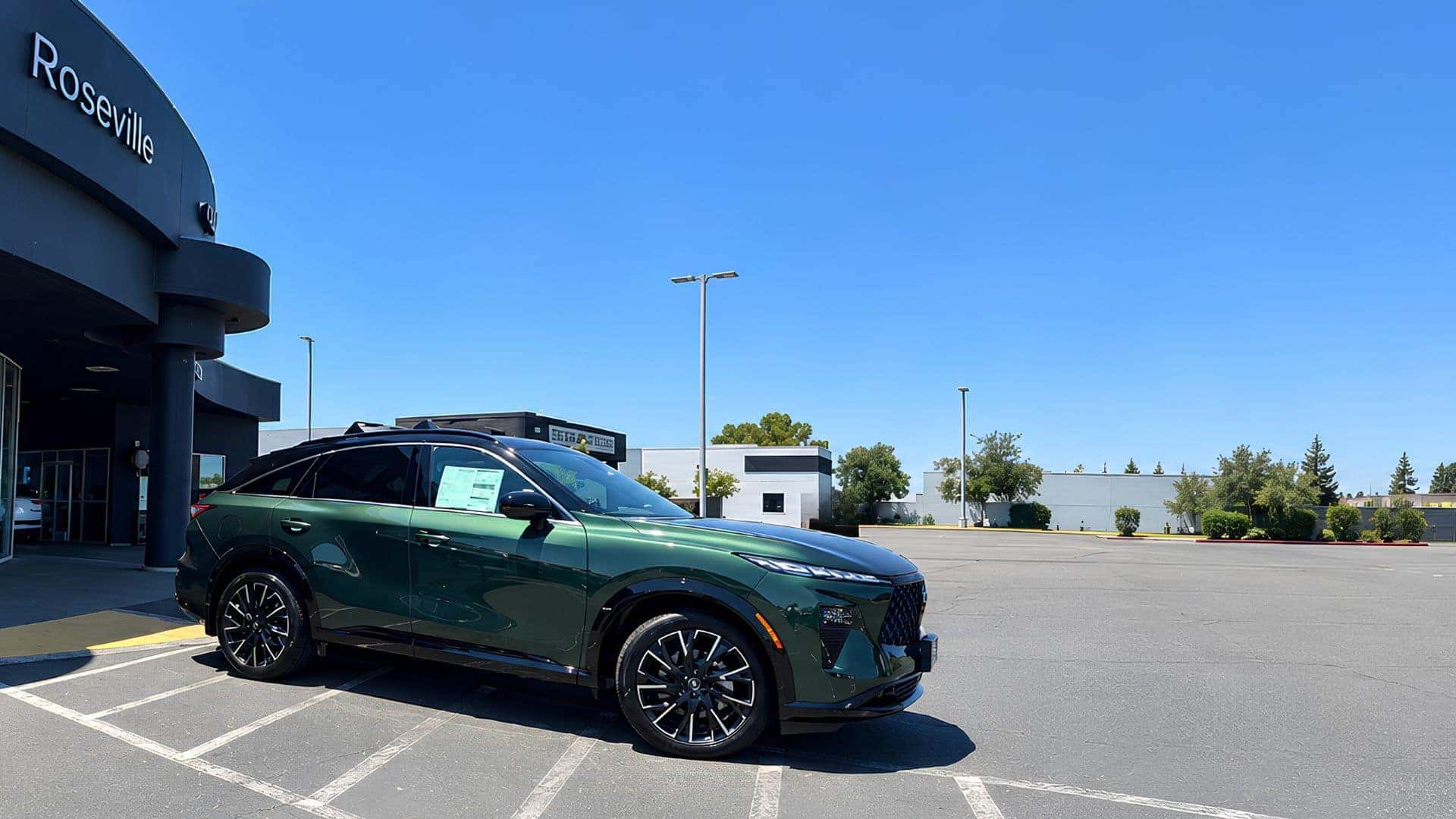 Concesionario INFINITI Roseville con una SUV INFINITI nueva