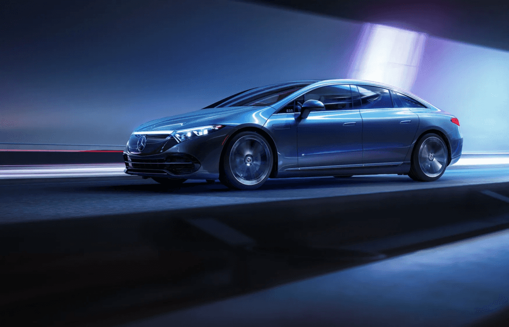 Mercedes-Benz EQS Sedan Cruising