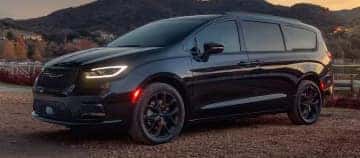 Diamond Black Crystal Pearl Chrysler Pacifica 2025