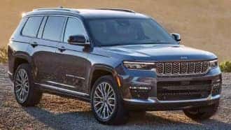 Baltic Gray Metallic Jeep Grand Cherokee 2025 outdoors